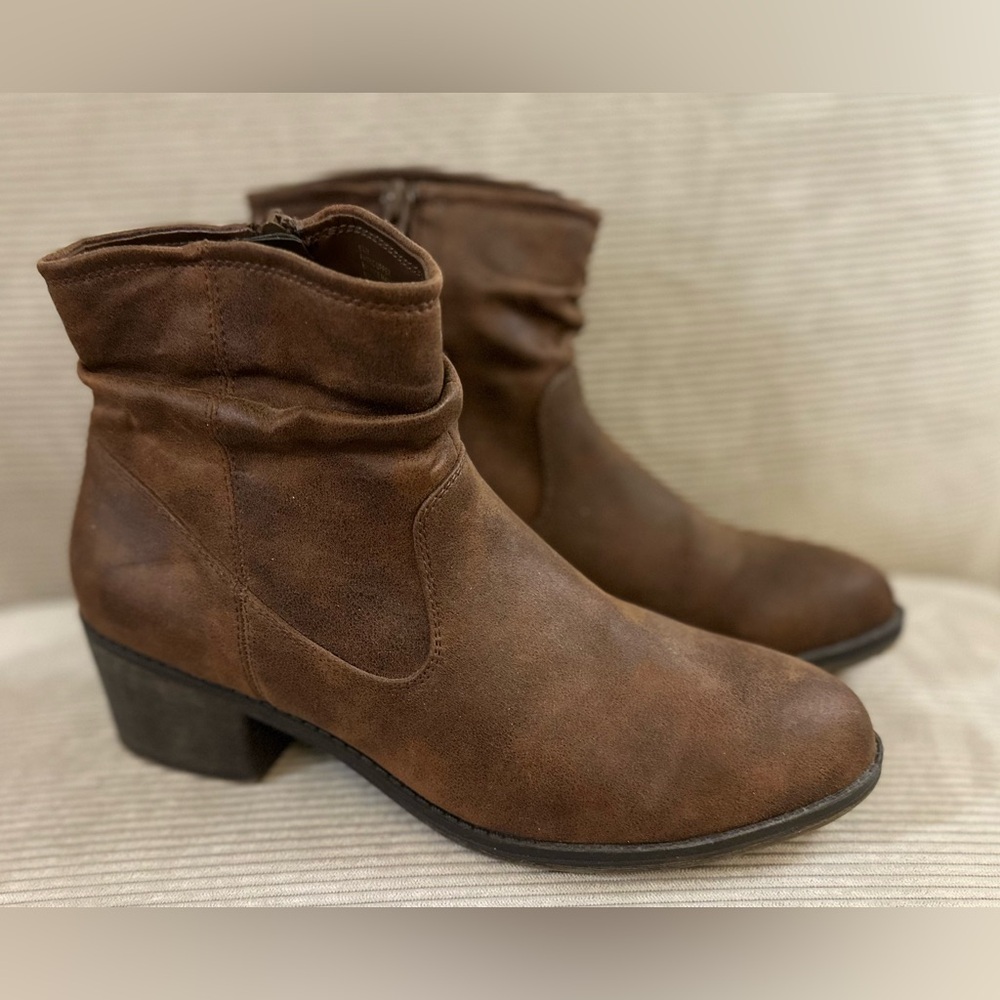 Cliffs by White Mt Women's brown Ankle Booties size 8.5